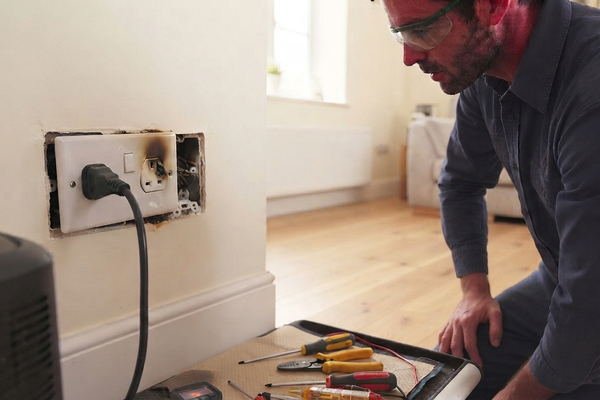 Prise électrique brûlée mise en sécurité par un électricien