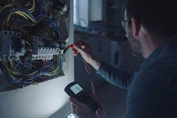 Recherche de panne au multimètre sur un tableau électrique